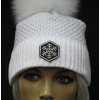 Dámska zimná pletená čiapka s kožušinovým brmbolcom 663 biela so strieborným lurexom