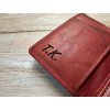 Gravírování monogramu na peněženku