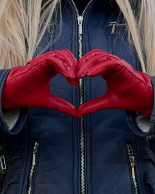 ❤️ Kůže je naše láska. 🫶 A řemeslo naše vášeň. Pro dnešek červená - tak, jak si Valentýn zaslouží. ❤️ #valentyn...