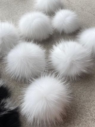 ❄️ Právě dorazily - sněhobílé bambulky pro vaše čepice 🌬️ Již brzy na našem eshopu 😉 #kozesinovabambule #pravakozesina...