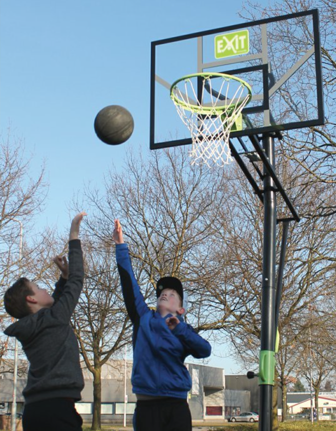 Basketbalový koš do země