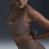 Nike Swoosh Light Support, která není podána sportovní podprsenka