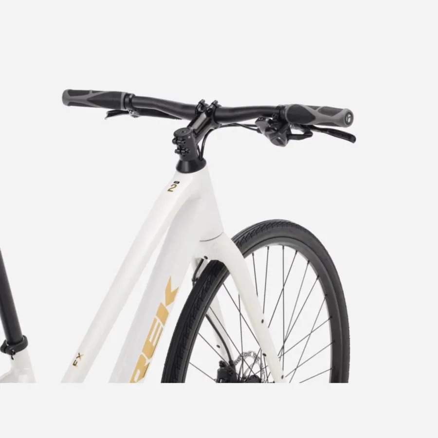 TREK FX 2 Midstep Gen 4 Crystal White 2026 - Veľkosť: M, 28 · záber 2