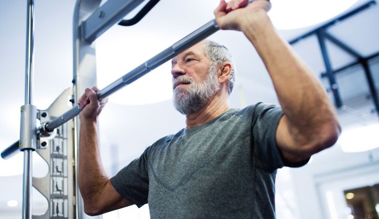 Bojová umění, posilování a jóga po 50: Jak zůstat fit a zdraví