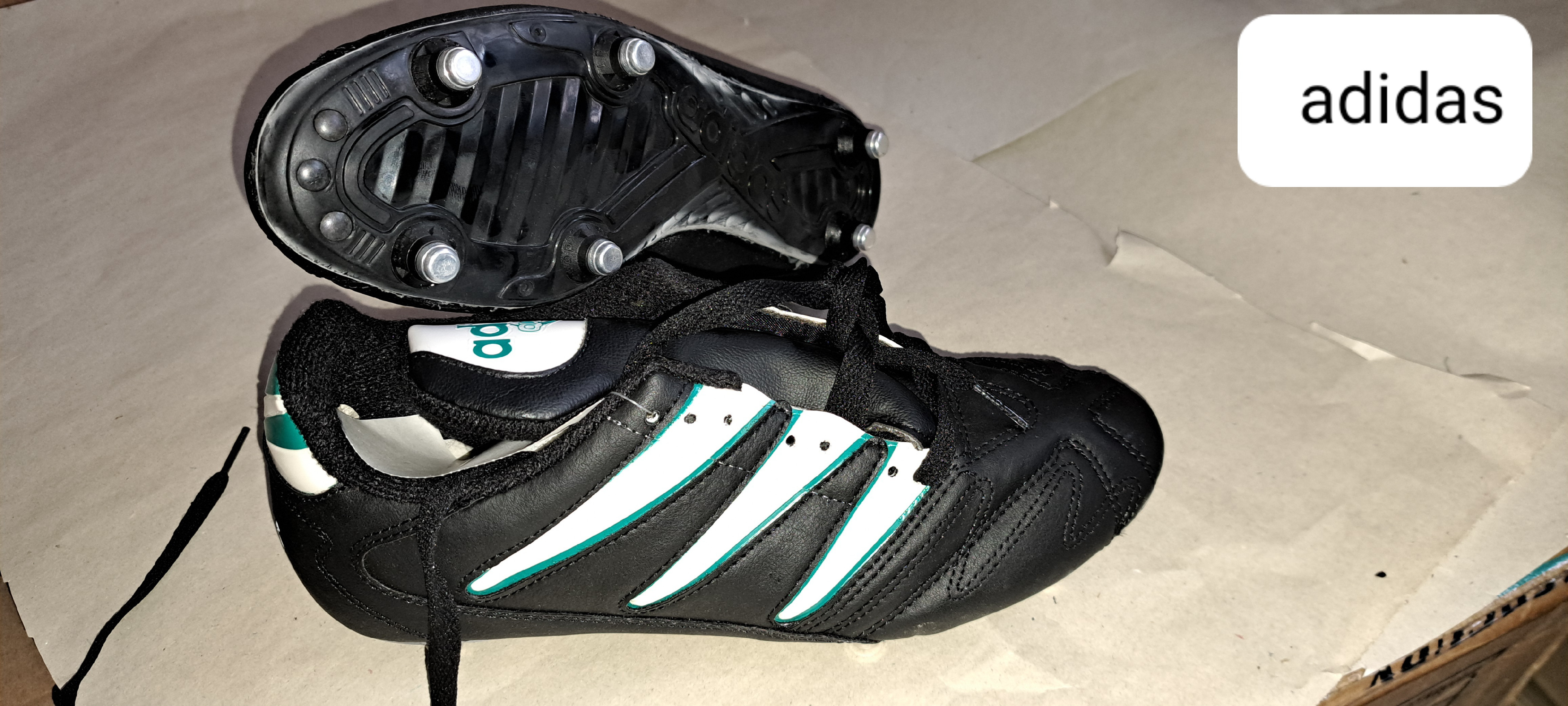 Adidas kopačky s vyměnitelnými kolíky Questra cup Barva: Černá, Velikost: 39