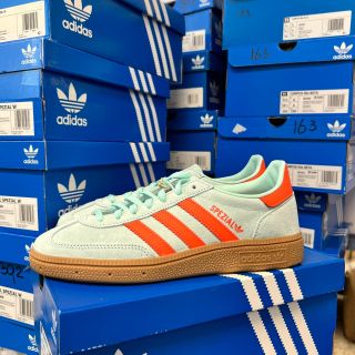 Objevte dokonalou kombinaci pohodlí a stylu s unisex teniskami adidas Handball Spezial! ✨ Tyto tenisky jsou k dispozici v...