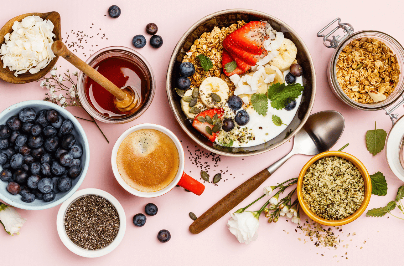 Rychlá a chutná snídaně nejen pro sportovce: Proteinová rýžová kaše s ořechy a sušeným ovocem 🥣💪