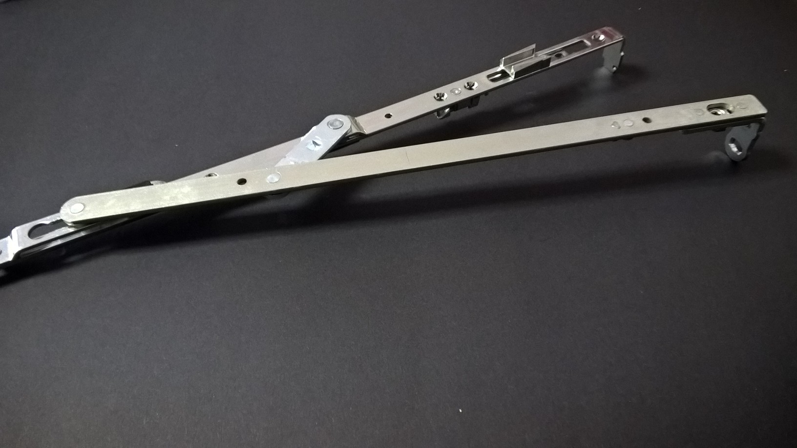 Úhelníkové nůžky ventilace Siegenia Aubi Popis: B - GR. 2 pro šířku 550 - 850 mm