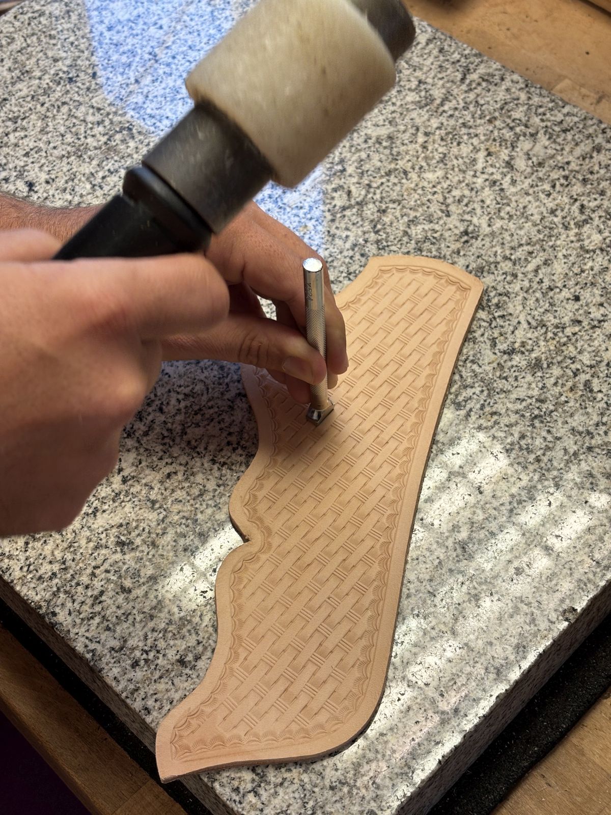 Basketweave tooling: historie a regionální styly