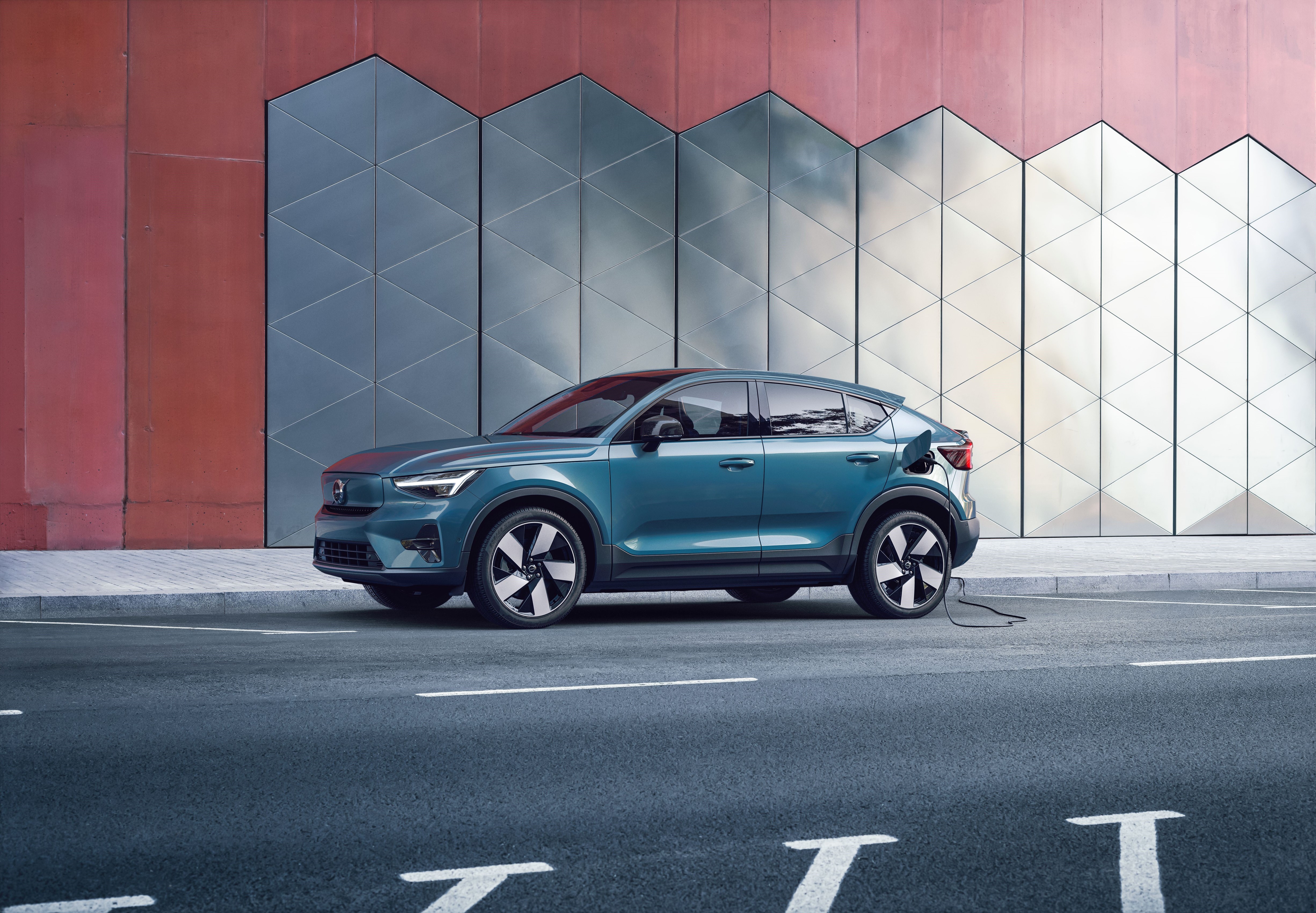 Automobilka Volvo Cars představuje modernizované modely a novou variantu Volva C40 s jedním motorem