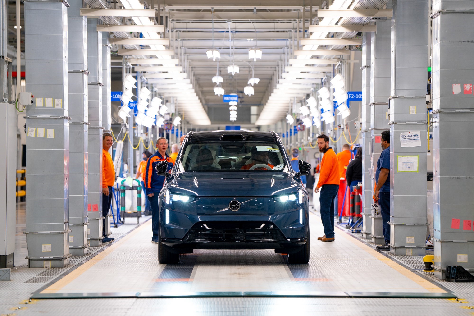 Volvo Cars zahajuje výrobu plně elektrického SUV EX90