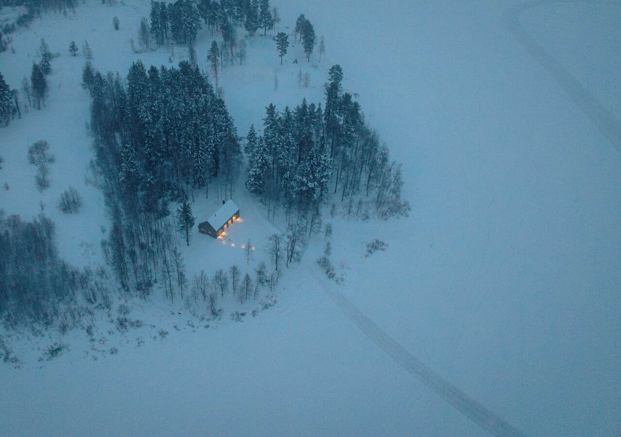 Prozkoumejte krásy zasněženého Švédska z odlehlé zimní chaty jako při odhalení modelu Volvo EX30 Cross Country