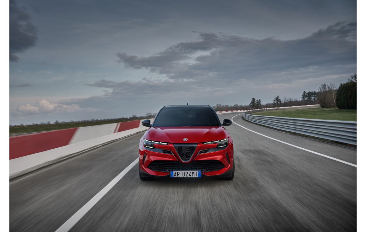 Alfa Romeo Junior VELOCE se představuje s elektromotorem o výkonu 280 k