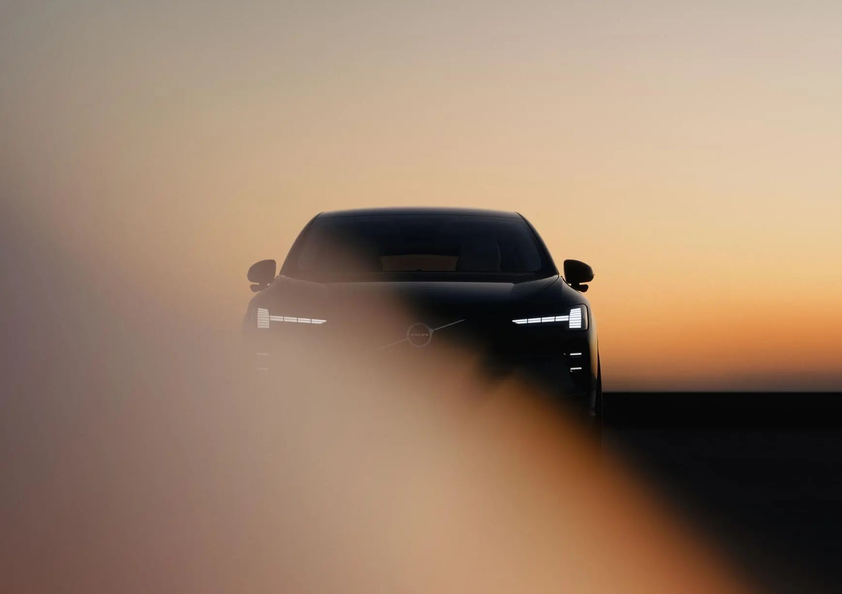 Nové Volvo EX60: nejlepší dojezd ve své třídě – až 810 km – a nabíjení, které je časově srovnatelné s krátkou zastávkou  na tankování a kávu