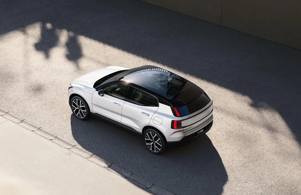 Volvo EX30 nyní získává díky novým funkcím  a designovým vylepšením na ještě větší atraktivitě