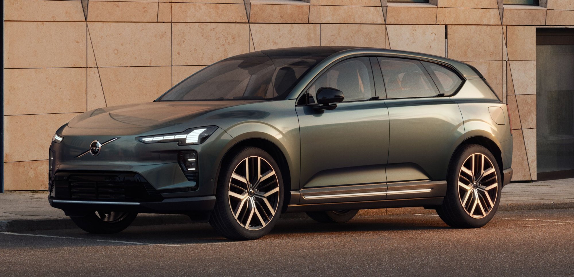 Volvo Cars navyšuje výrobu modelu EX60. V Česku jej  představí březnová roadshow