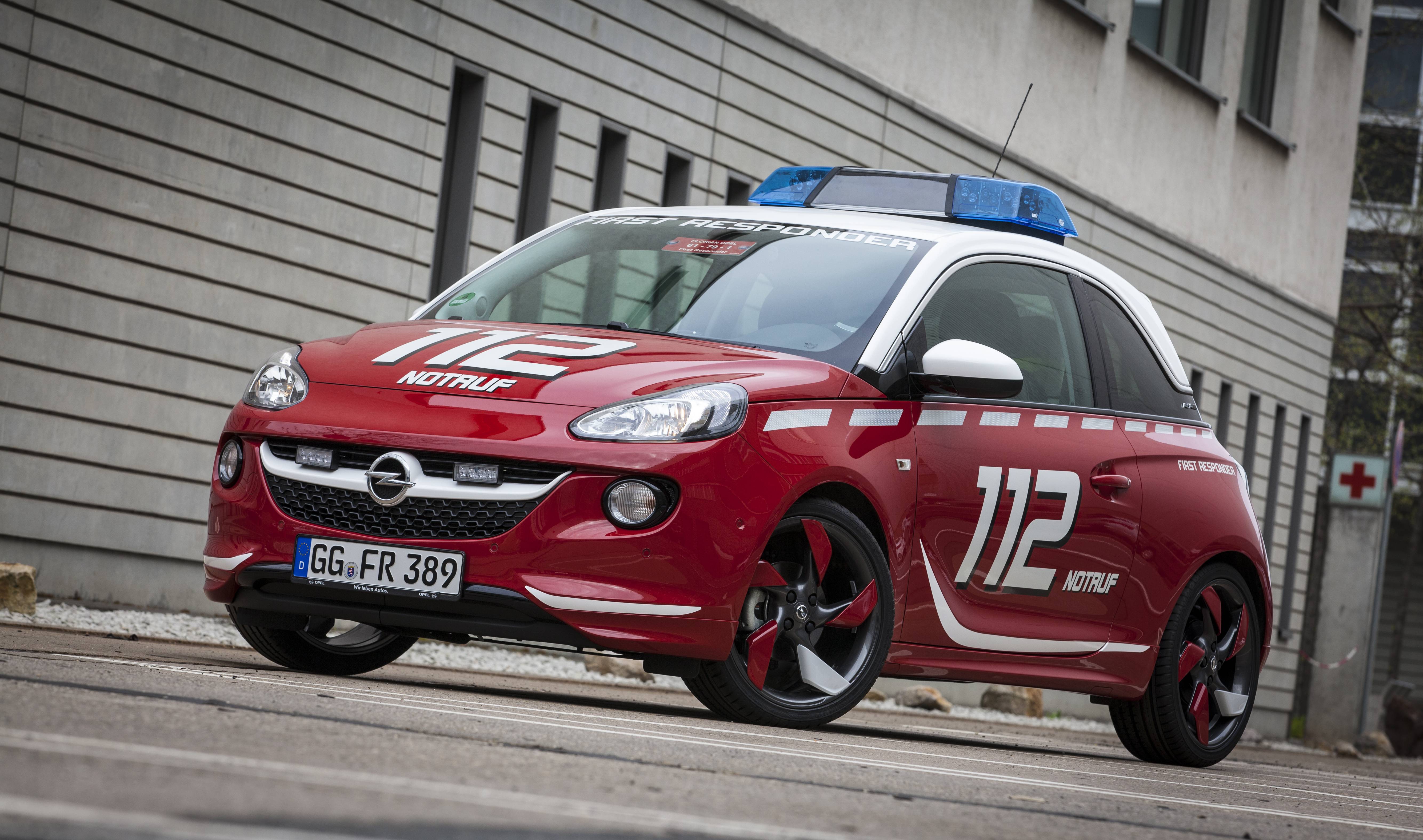 Červenobílý Opel ADAM je ideálním vozem pro hasiče