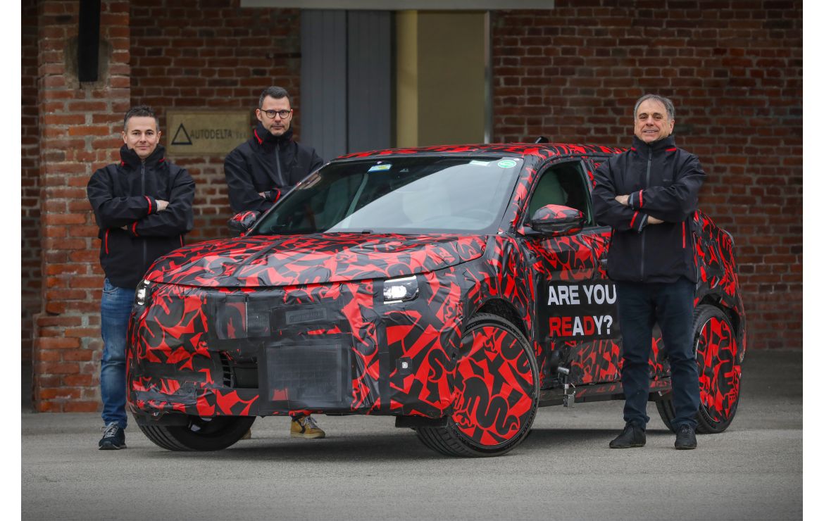 Nová Alfa Romeo Milano vzniká na testovací trati Balocco. Bude mít premiéru 10. dubna.