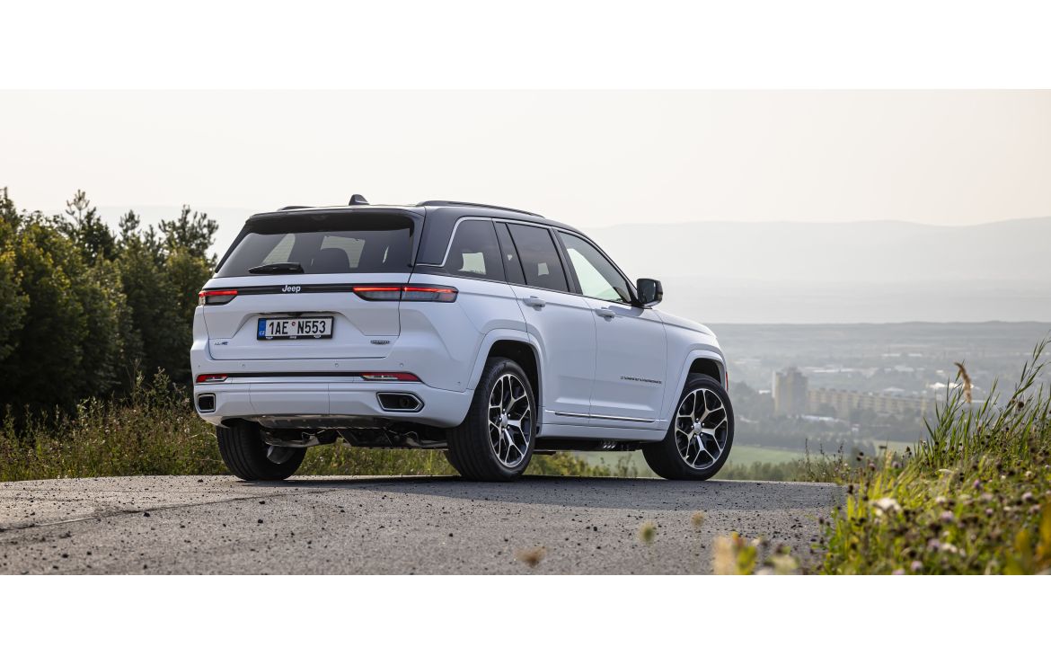 POSLEDNÍ ŠANCE POŘÍDIT SI NA ČESKÉM TRHU JEEP GRAND CHEROKEE 4XE. VÝHODNÁ NABÍDKA SKLADOVÝCH VOZŮ, NYNÍ NOVĚ S CENOVÝM ZVÝHODNĚNÍM AŽ 550 000 KČ VČ. DPH