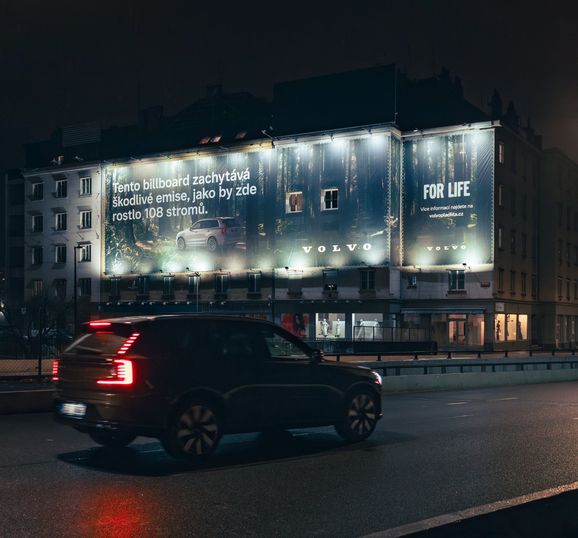 Volvo představuje billboard, který čistí vzduch.  Jeho dvouměsíční účinek odpovídá 108 stromům