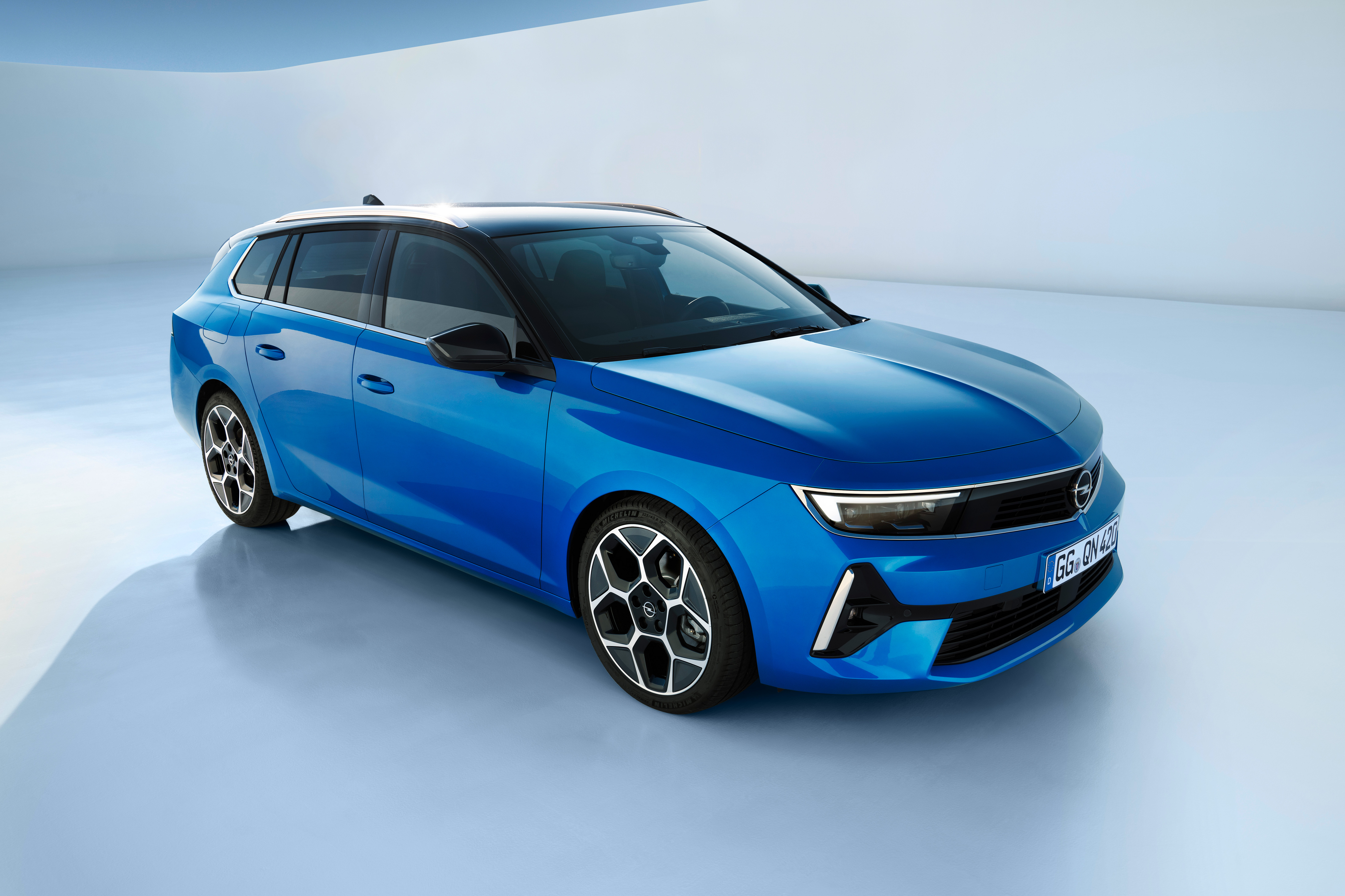 DRUHÁ HVĚZDA ROKU 2022 SE PŘEDSTAVUJE:  PRVNÍ OFICIÁLNÍ SNÍMKY OPELU ASTRA SPORTS TOURER!