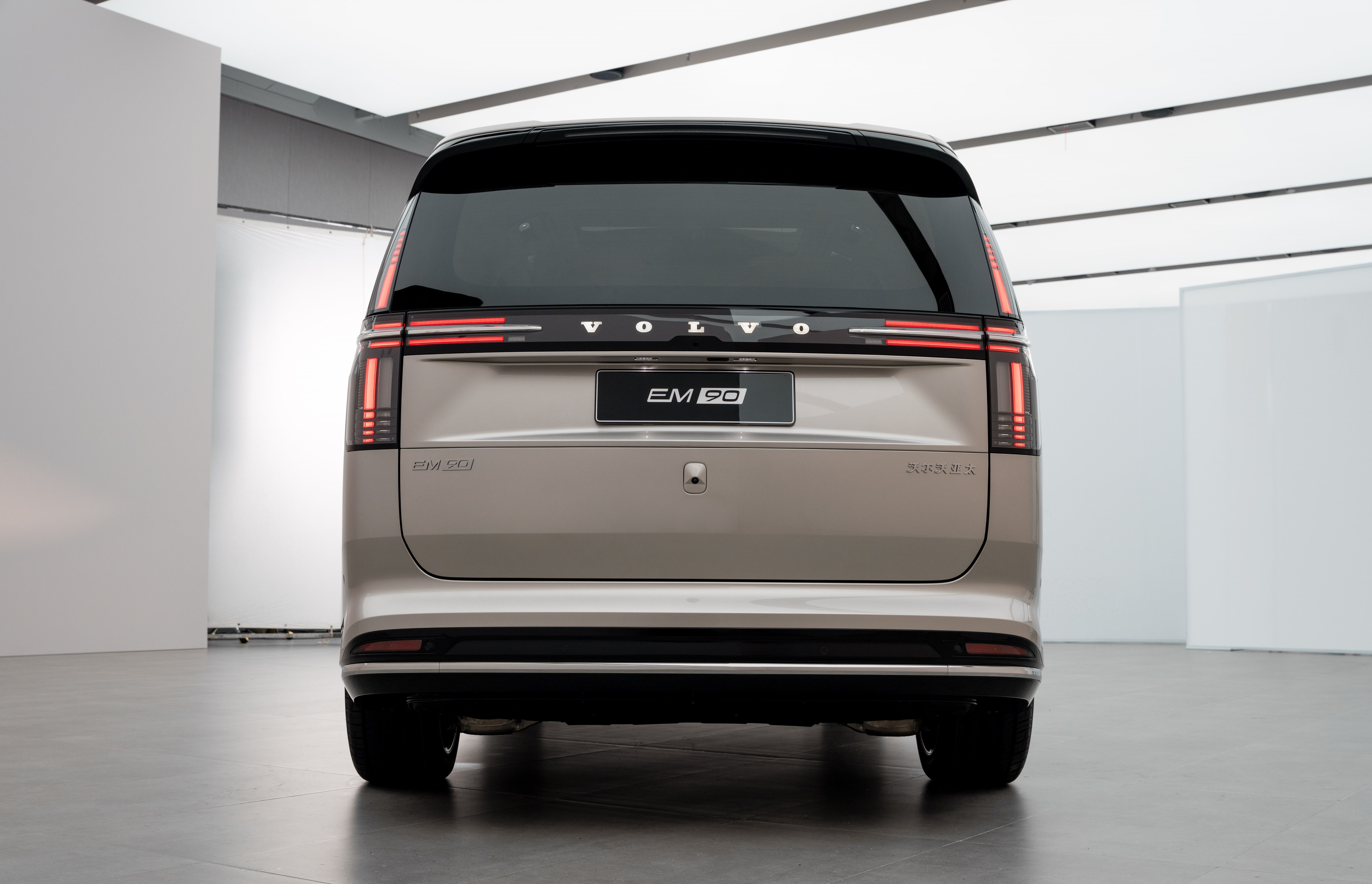 320162_Volvo_EM90_Studio_Stills