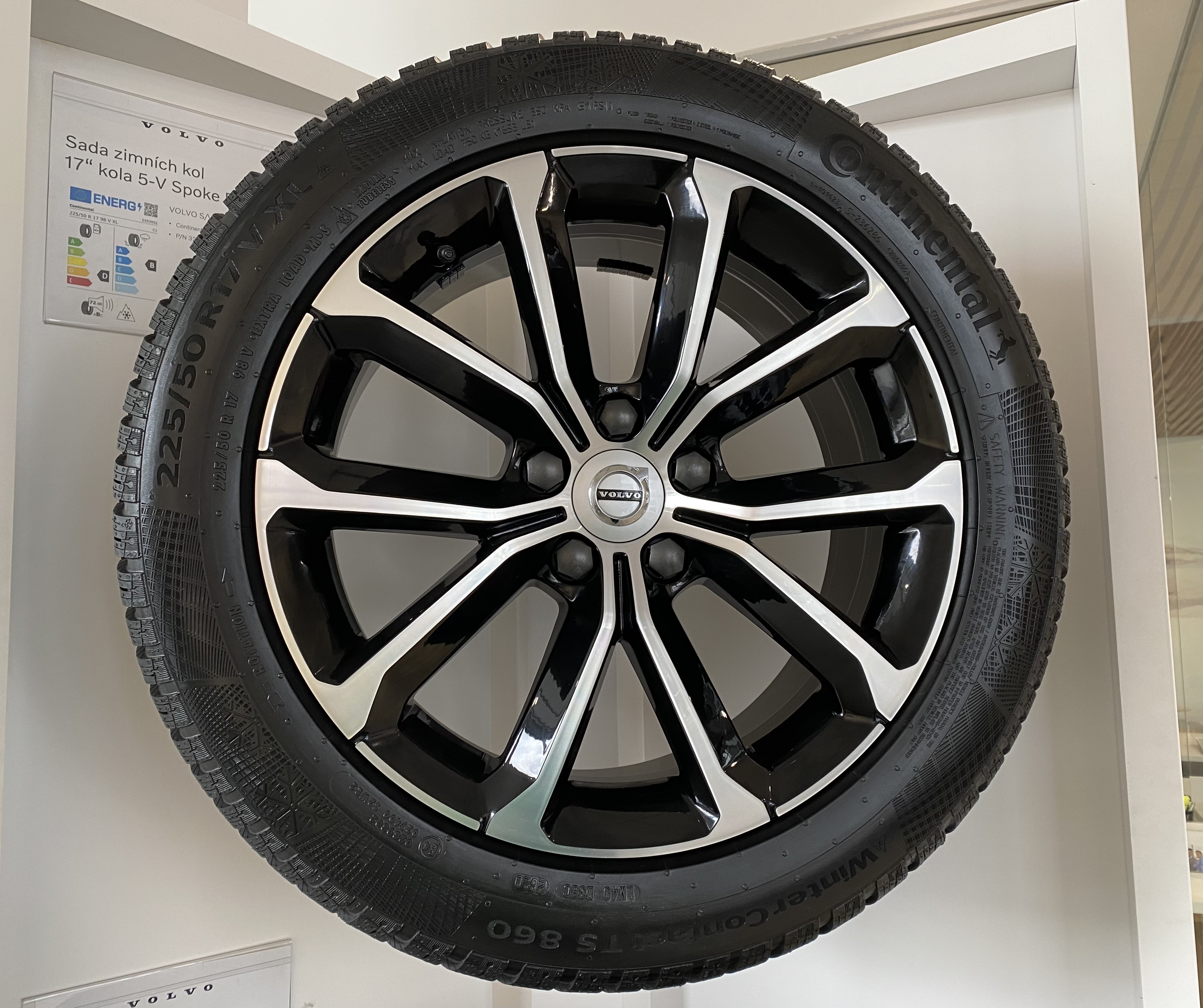 SADA ZIMNÍCH PNEU CONTINENTAL 225/50 R17 A DISKŮ Z LEHKÝCH SLITIN 17"