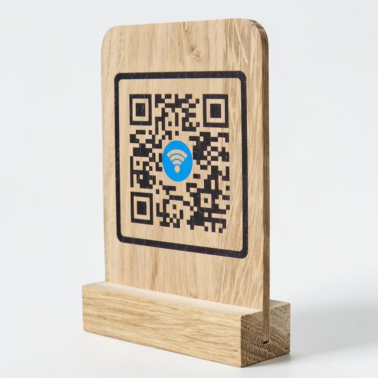 dizajnovy-stojan-na-qr-kod-z-duboveho-dreva