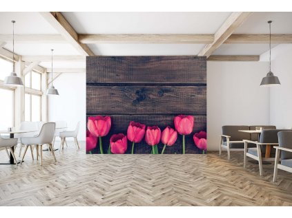 Tulipány a dřevo shutterstock 363458825 interier