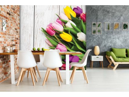 Tulipány na stole shutterstock 611362880 interier