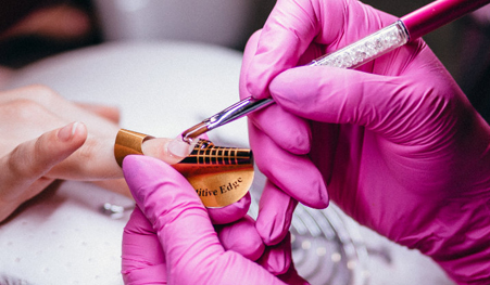 Predĺženie nechtov na šablóny