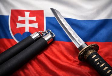 Je legálne vlastniť nunchaky alebo katanu na Slovensku?