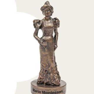 Ke každé objednávce nad 12 tisíc korun vám jako dárek přibalíme sošku Marie Montessori. Oslavujeme 155. narozeniny Marie...