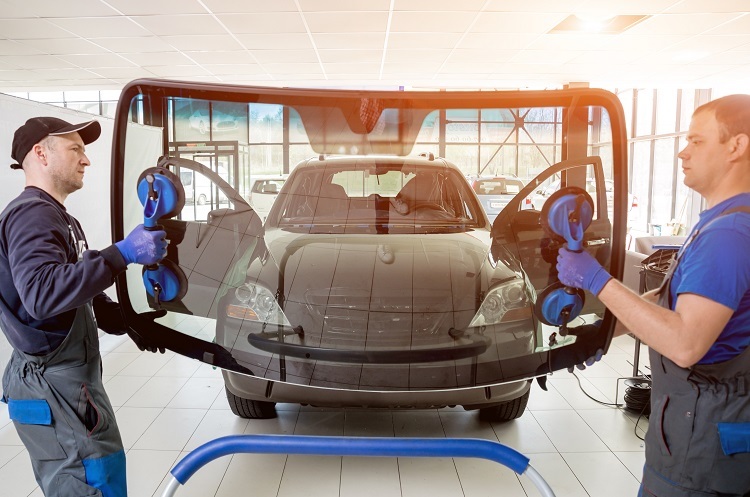 Ako správne vyrezať čelné sklo – krok za krokom