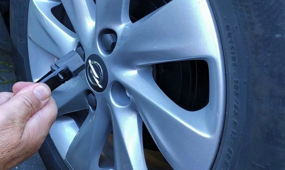 TIP-TOPOL Sťahovák / pinzeta na krytky skrutiek kolies VW, Škoda, Audi, Seat