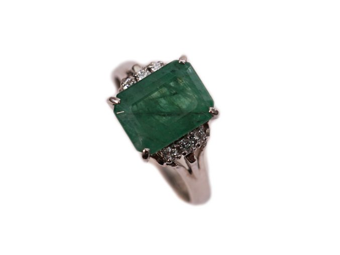 62058 platinovy prsten se smaragdem a diamanty 1