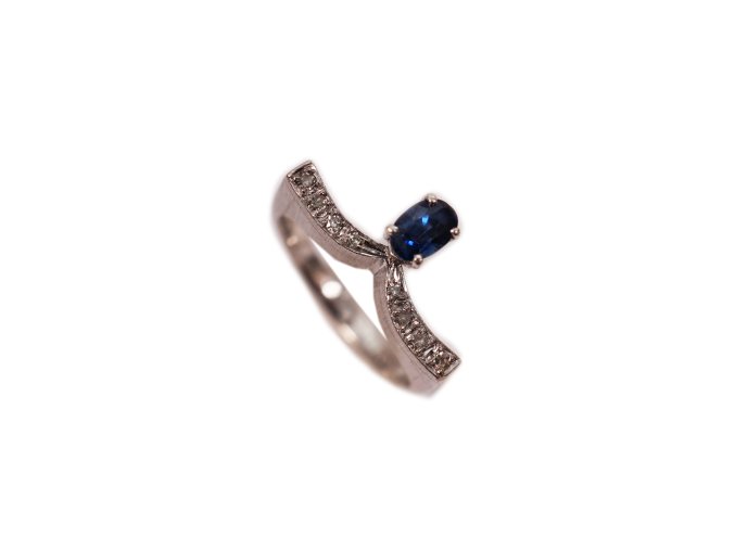61882 zlaty prsten se safirem a diamanty 1