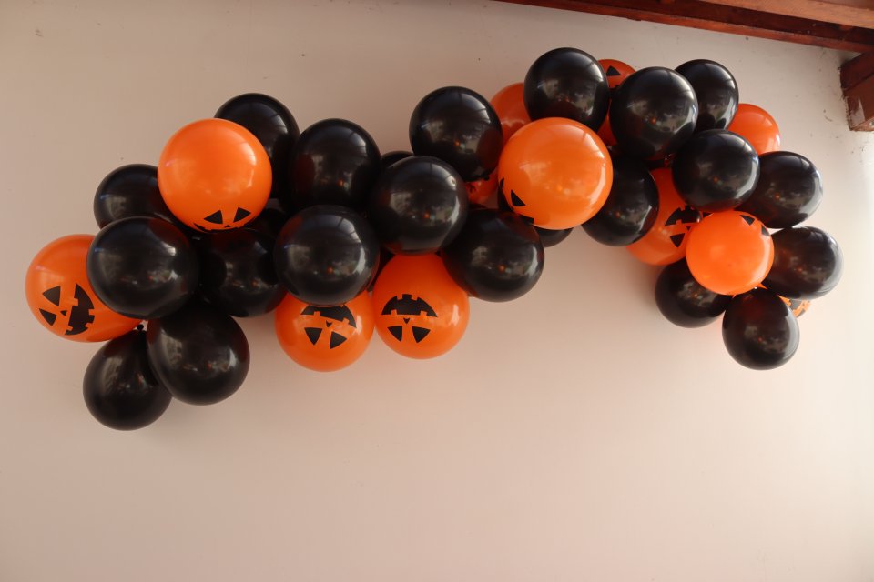 Stastnybalonek-balonkova-girlanda-Halloween-cerna-oranzova2