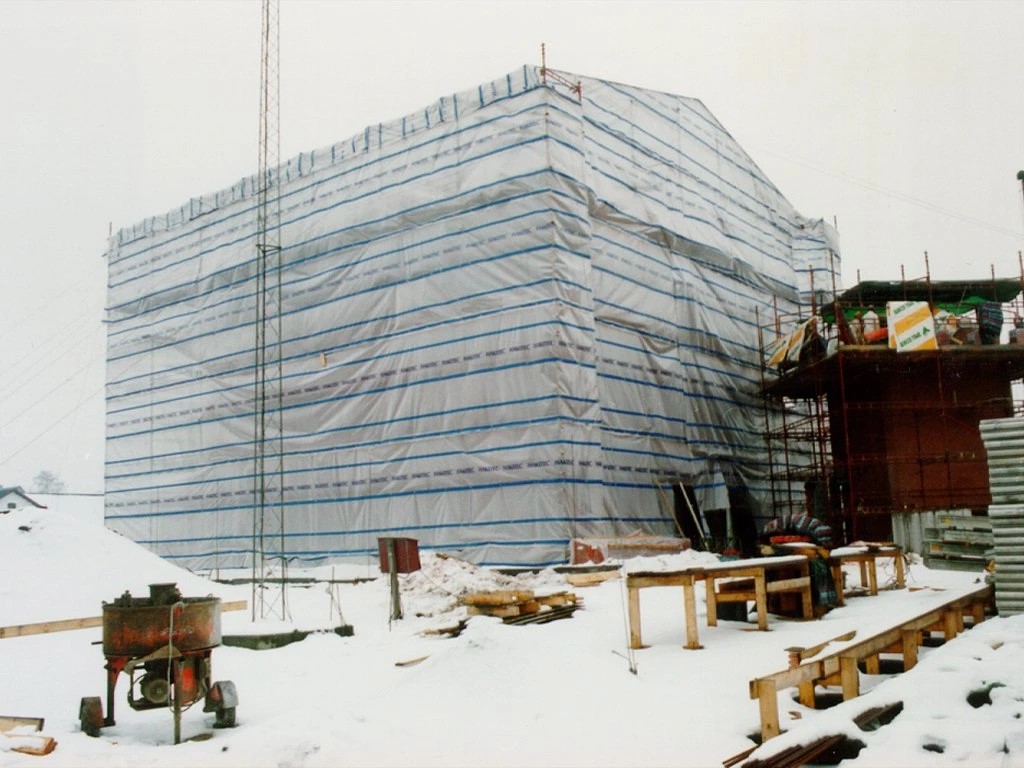 Jak ochranné plachty na lešení zachraňují stavební termíny