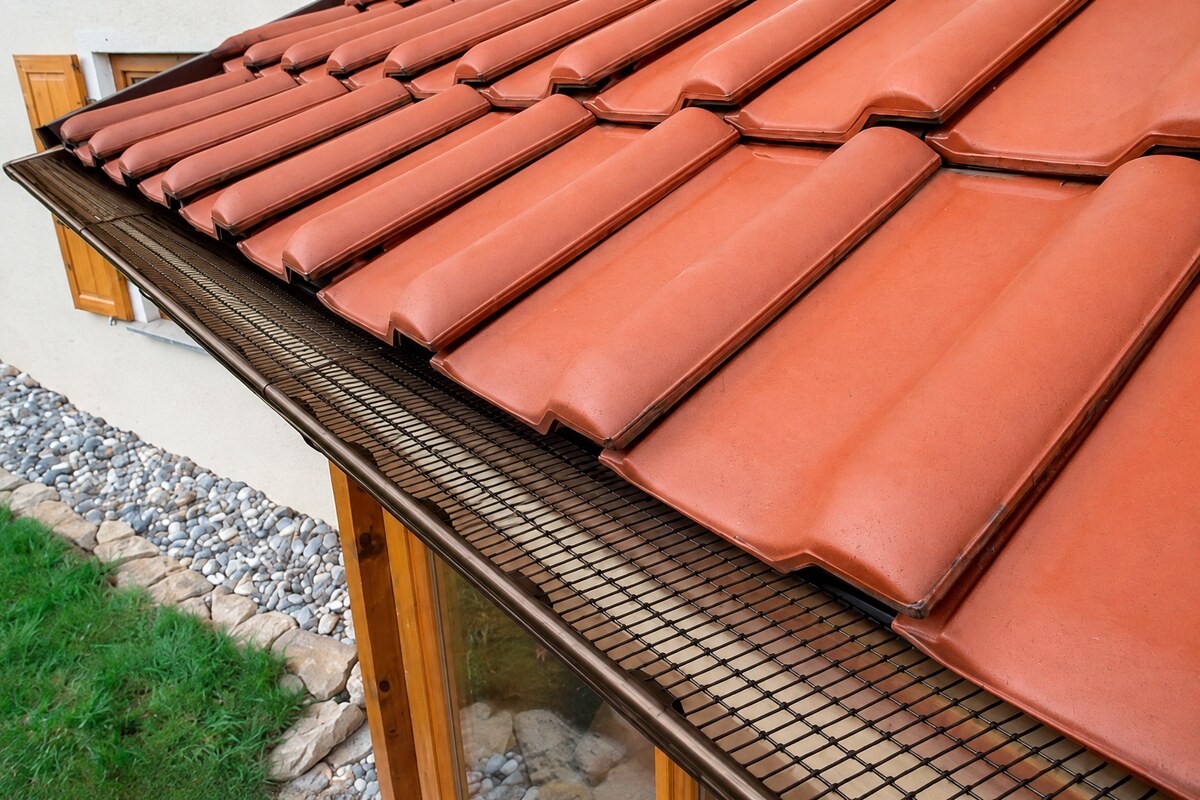 Ochranná mřížka DARIFIX osazená v okapovém žlabu