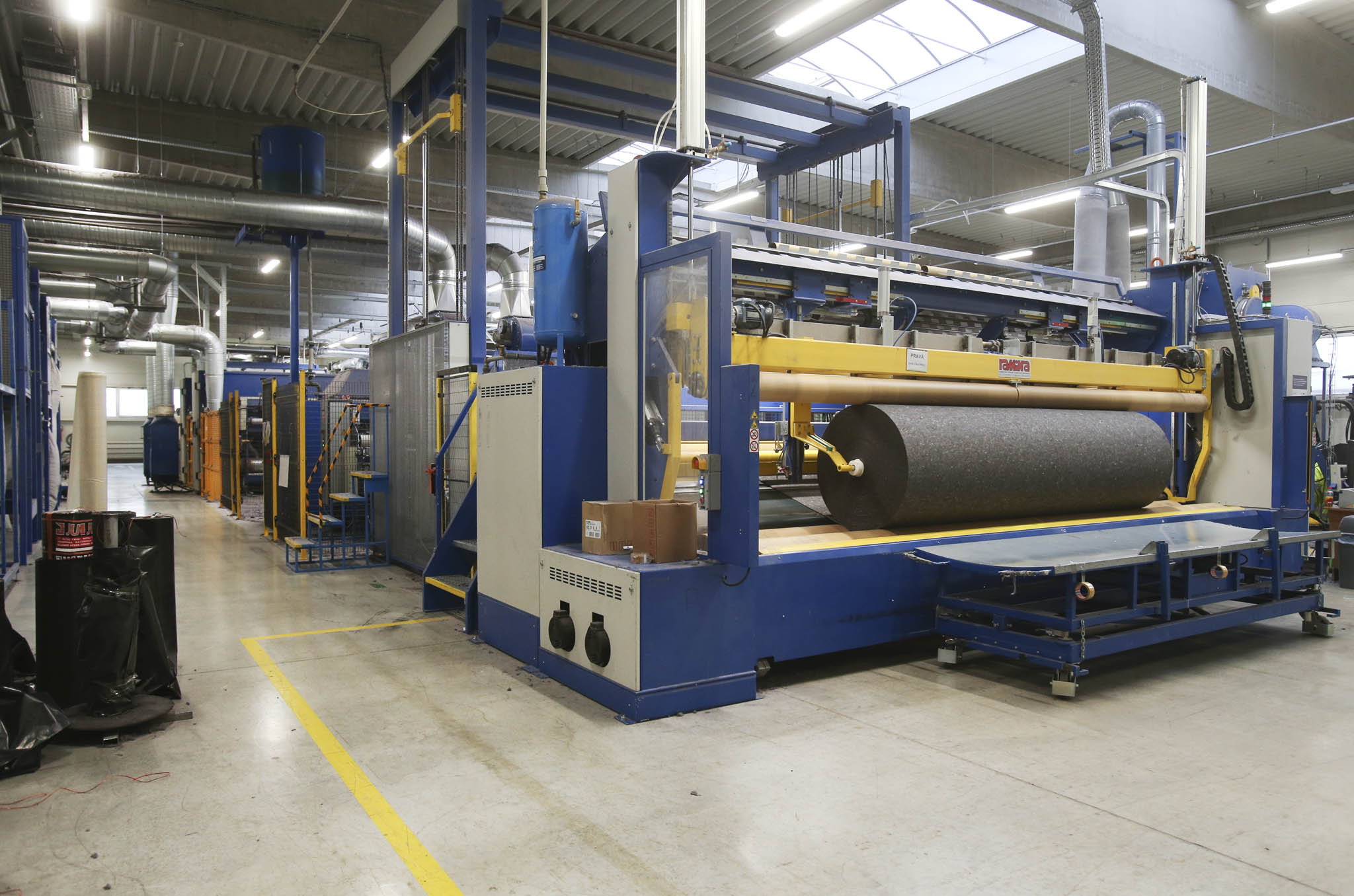 Výrobní linka netkaných textilií společnosti RETEX