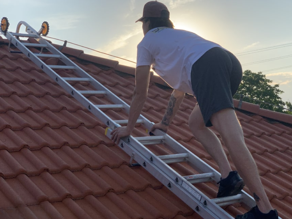 Jak dlhý strešný rebrík zvoliť pre strechu so sklonom 35–45°