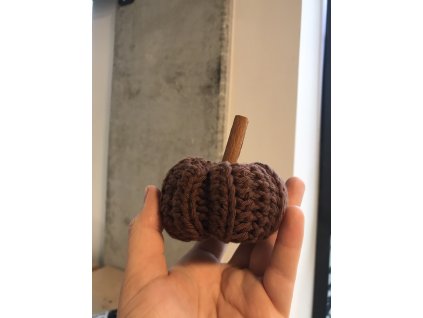 Ručně háčkovaná dýně ze zbytků bavlny - hnědá