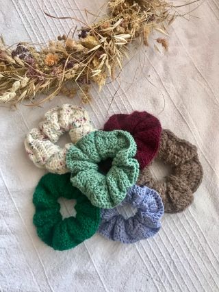 #scrunchie neboli gumičky 👱🏻‍♀️ Uháčkovány ze zbytků přízí. Můžete si tak vybrat z vlněných, bavlněných nebo třeba...