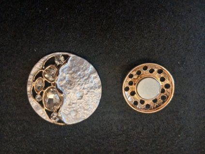 Magnetická brož amulet