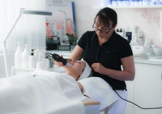 Krásná pleť za krátkou dobu? Ano, je to možné! Často se setkávám s názorem, že během krátké návštěvy u kosmetičky není...