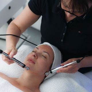 Expresní mikrotoky – rychlá cesta k mladší a zdravější pleti Mikroproudová terapie je skvělým řešením pro ty, kdo chtějí...