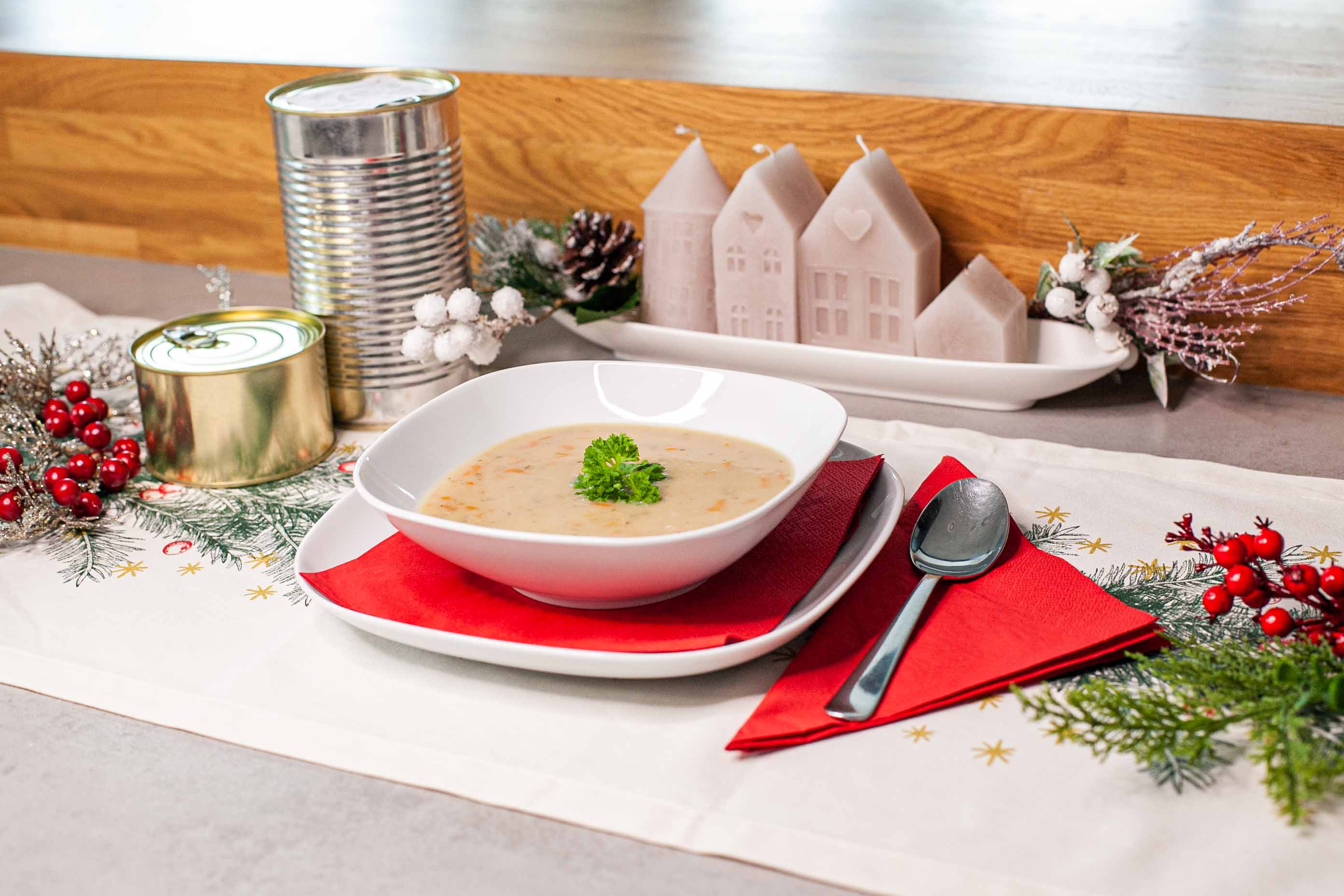 rybi-polevka-konzervy-v-pozadi