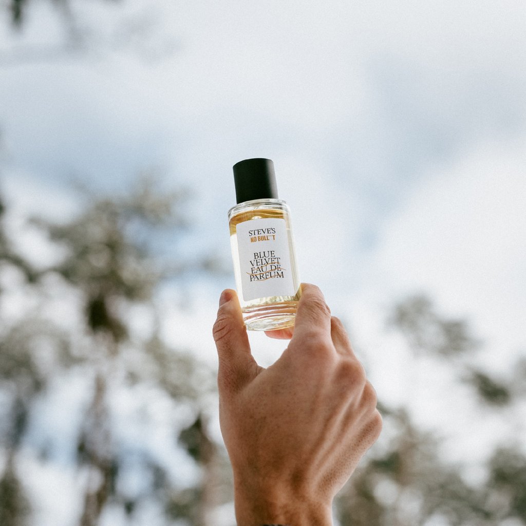 Kompletní průvodce vůněmi: Jak vybrat parfém podle intenzity (Parfum vs. EdP vs. EdT)