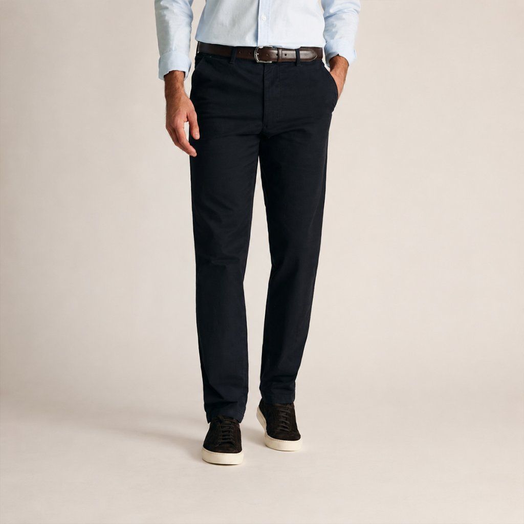 Styling tmavomodrých chino nohavíc Brook Taverner Leo Midnight so svetlomodrou košeľou